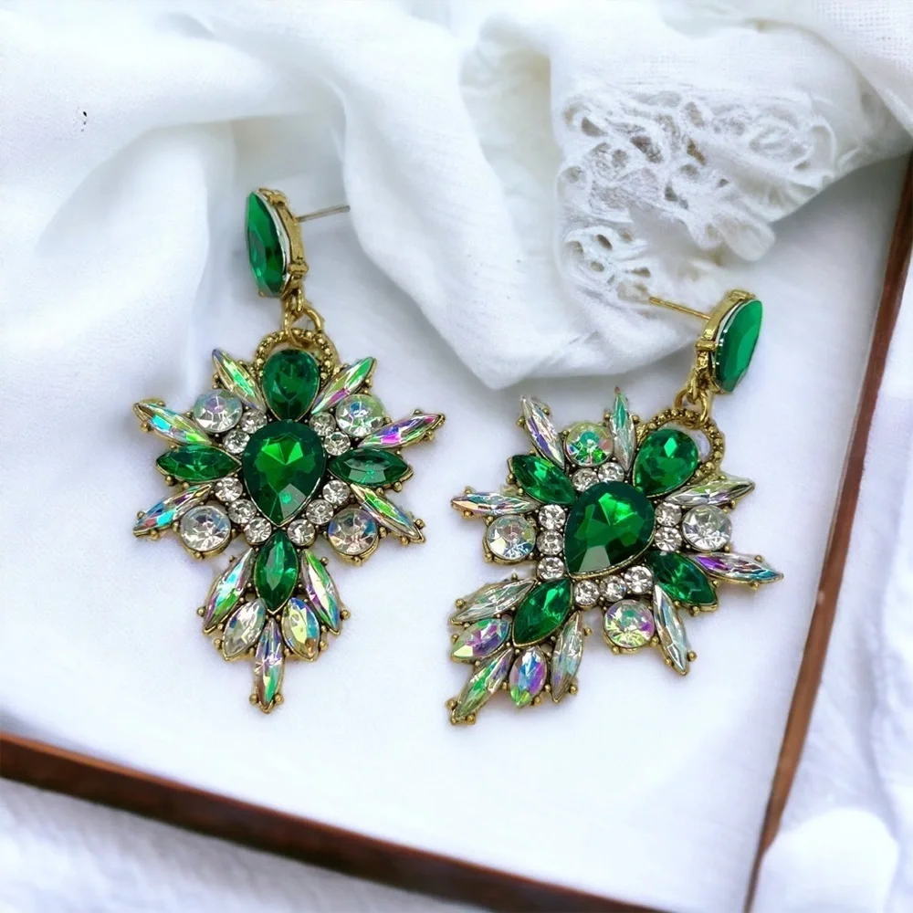 Stunning Green Rhinestone Drop Earrings – Bold Fashion Statement ✨NWT